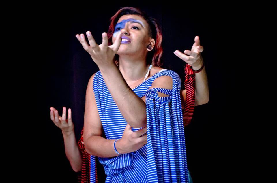 Performance com figurino listrado azul e pintura facial