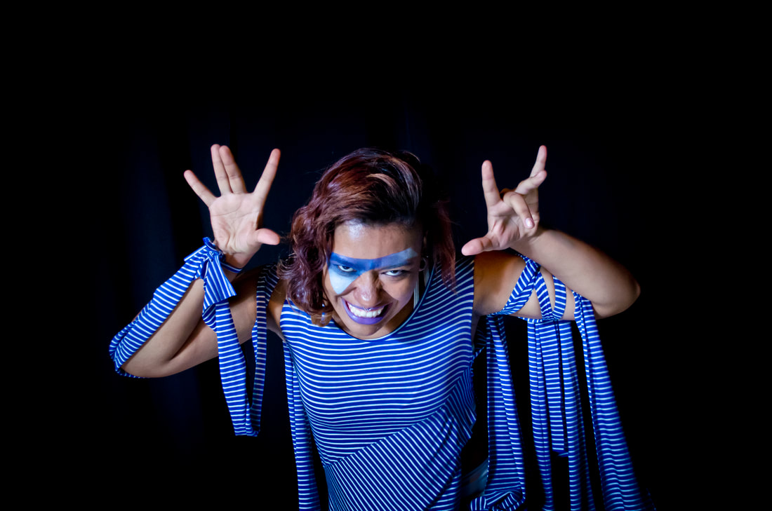 Performance expressiva com figurino listrado azul