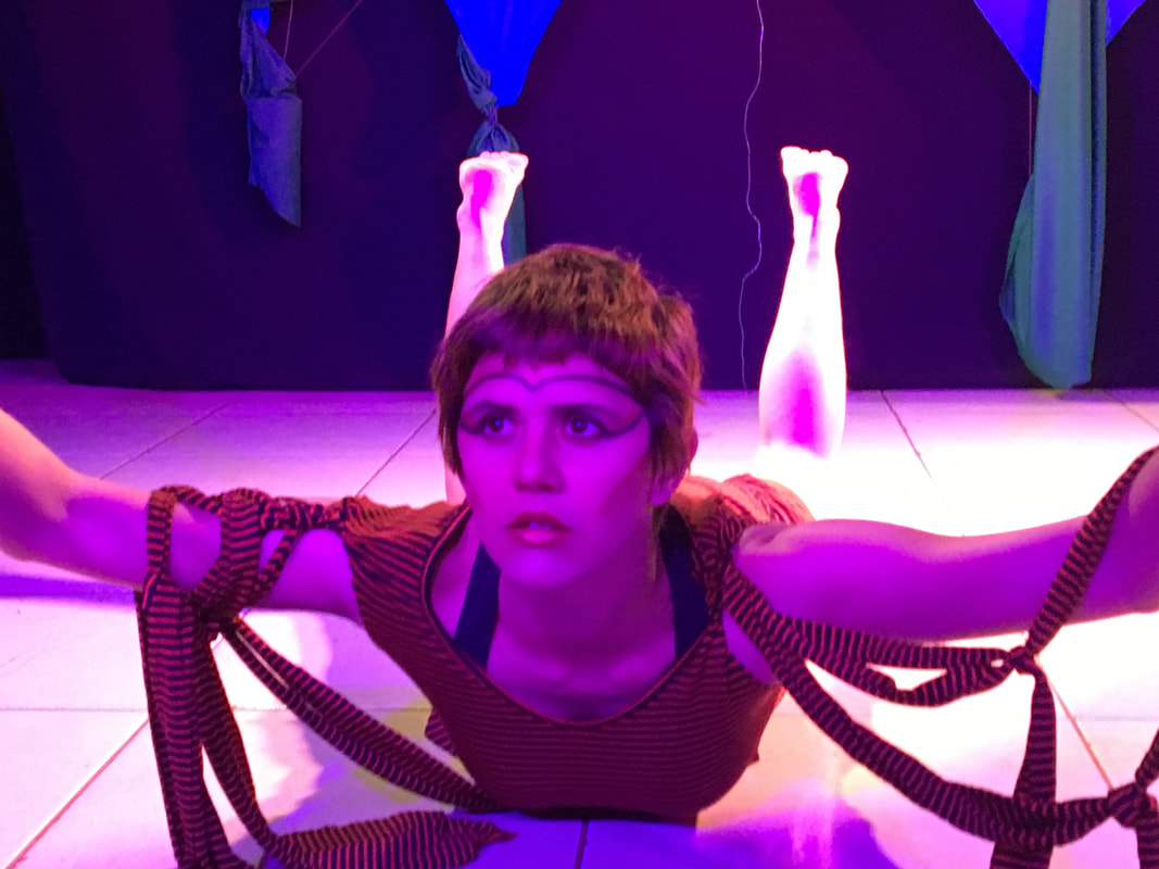 Performance com iluminação roxa e magenta