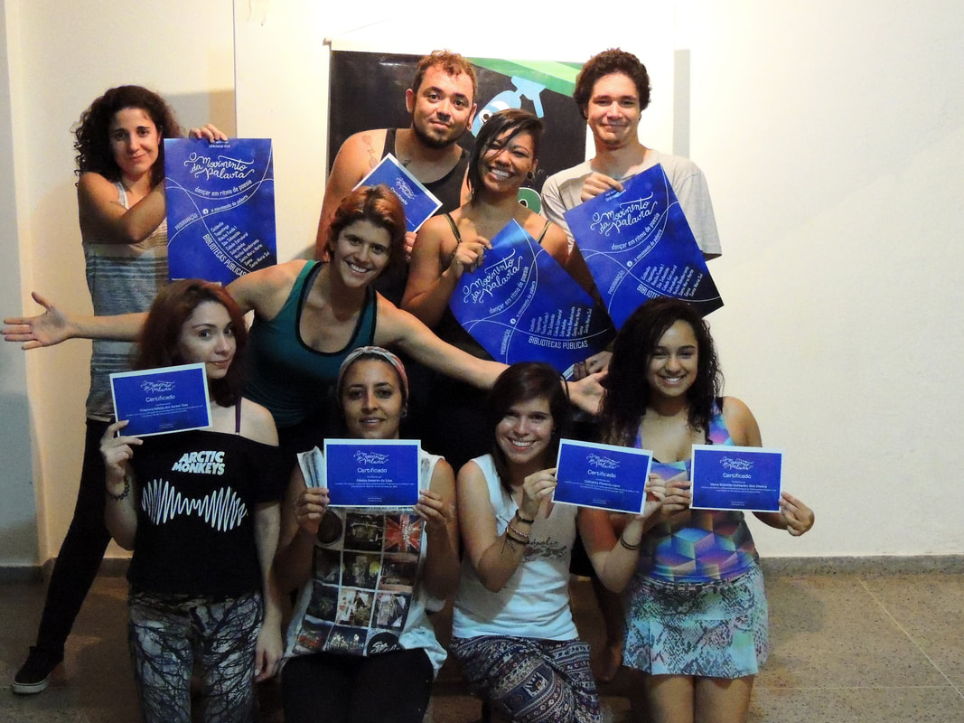 Grupo de participantes da oficina com certificados